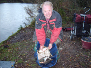 Match: 22/11/09 Charlie Rayner 3rd place with 4 2 0 of silvers & here holding a healthy 13oz Roach