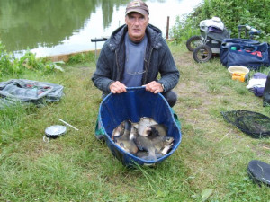 Adrian Davis, with part of his winning catch 146lb 0oz 0  of Bream. Caught during the 'Night Owl' at Horton kirby 20.6.10