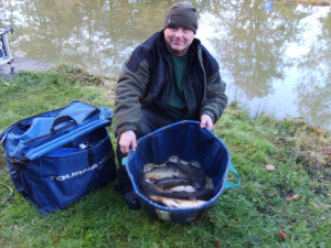 Dave Hough, weighs in 25lb 6oz at Framfield 24.10.2010
