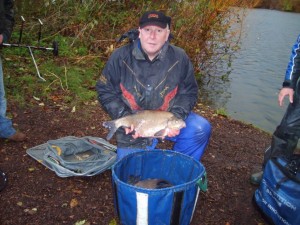 29.11.09 - Runner Up, Geoff Hough showing a Bream from his 39lb catch